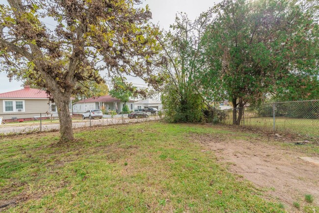 Building Photo - Brick home with a fenced-in yard!