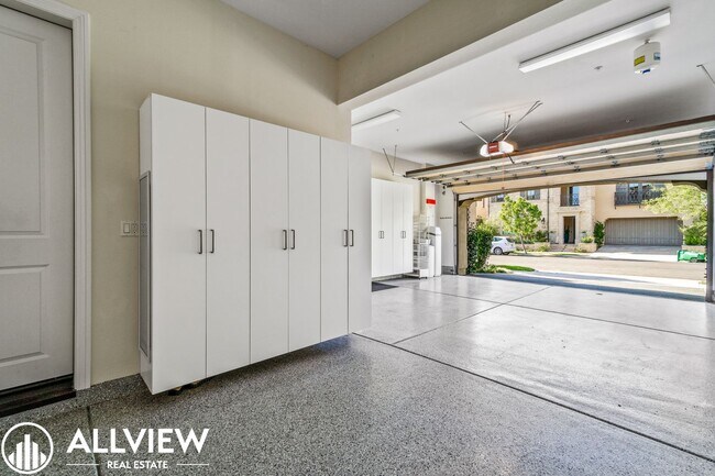 Building Photo - Luxurious and Rare 5 Bed 5.5 Bath Located ...