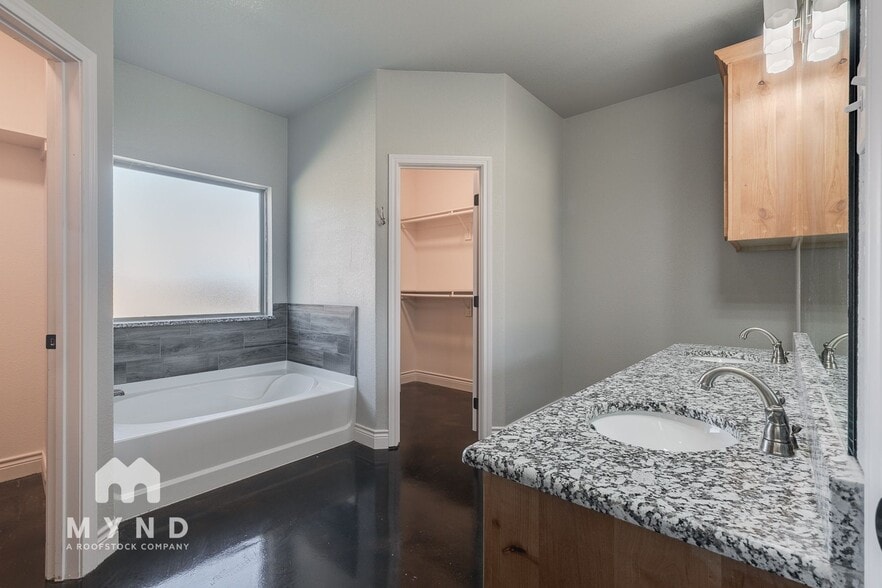 Building Photo - 359 E 9th St