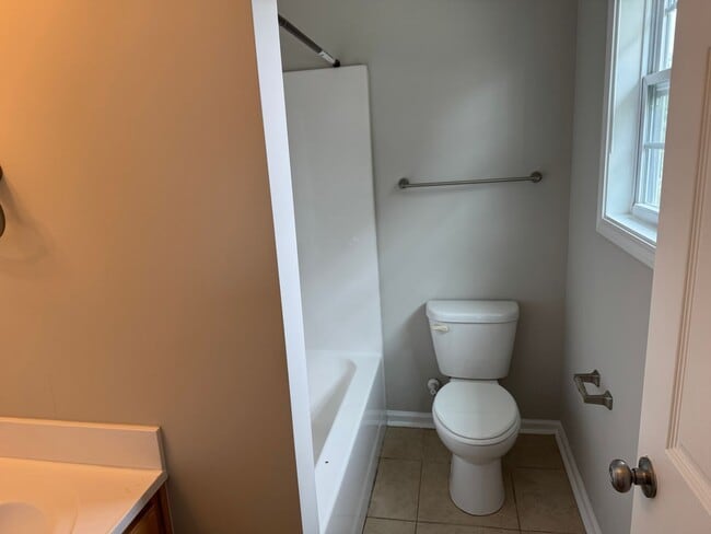 Building Photo - Nice townhouse duplex in convenient Kannap...