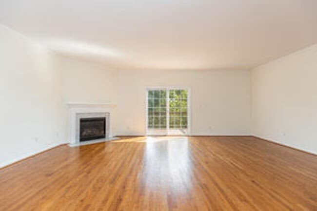 Building Photo - Spacious, Large, Luxury 3 Bedroom Townhous...