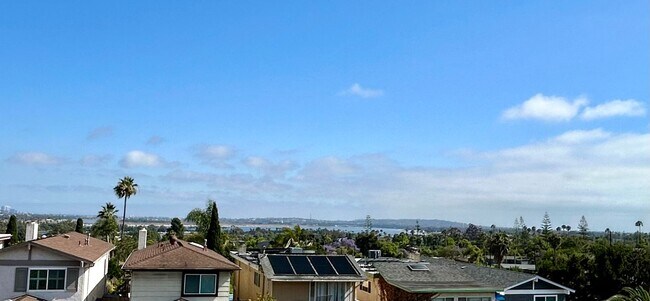 Building Photo - Stunning 3 Bed/3.5 Bath with Panoramic Views!