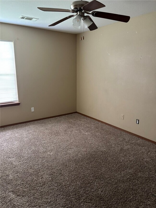 Building Photo - 240 Sage St