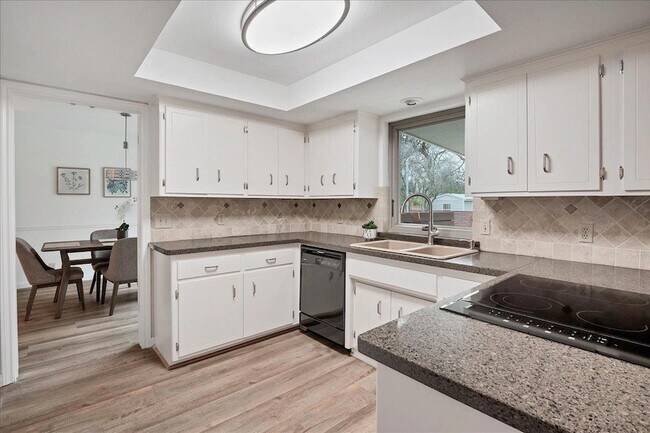 Building Photo - 9502 Castlewood Dr