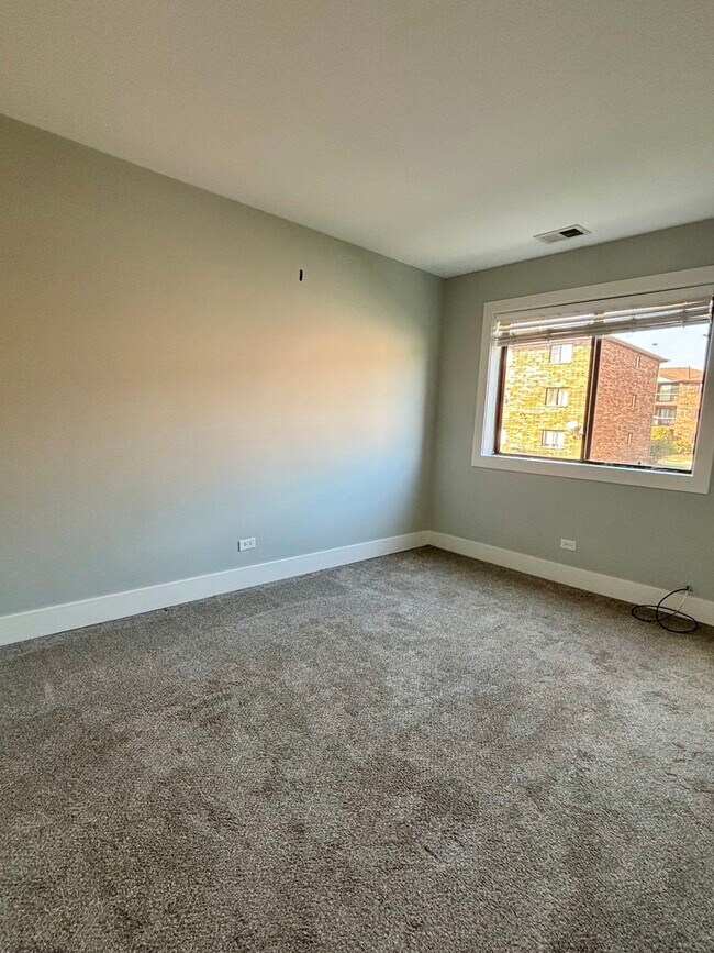 Building Photo - 14949 Lake View Dr