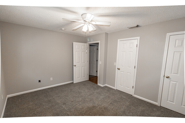 Building Photo - 104 Green Tree Ct