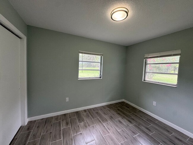 Building Photo - Adorable 2/1/1 nestled on an acre