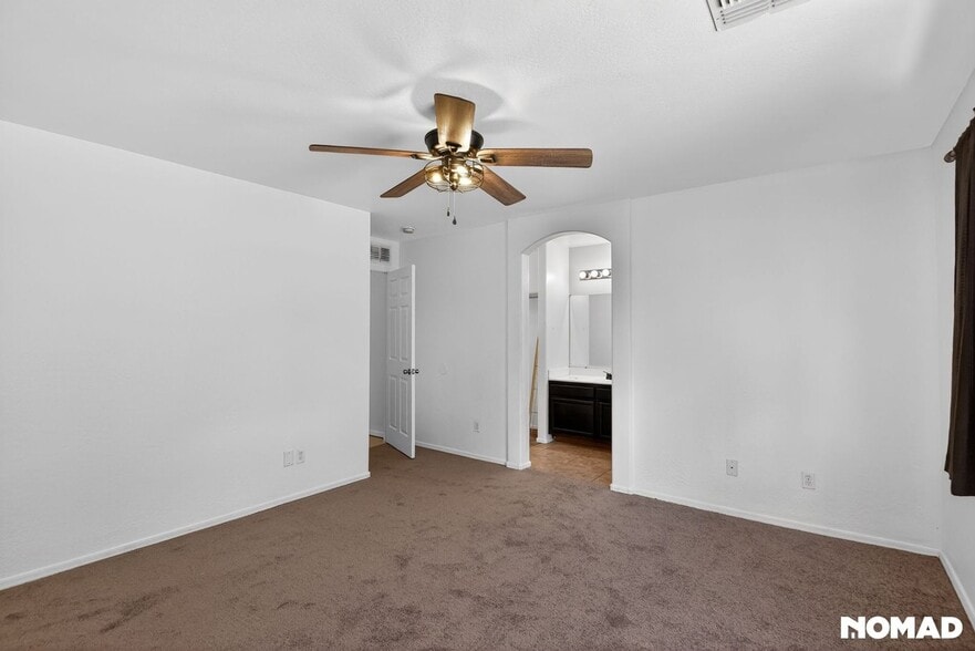 Building Photo - 5719 S 31st Dr