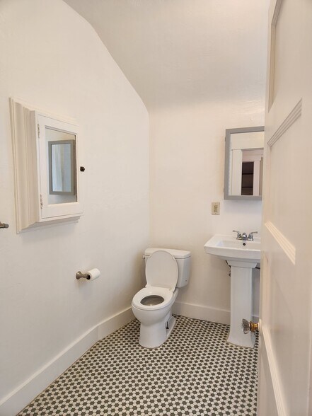 Building Photo - 560 Diamond St