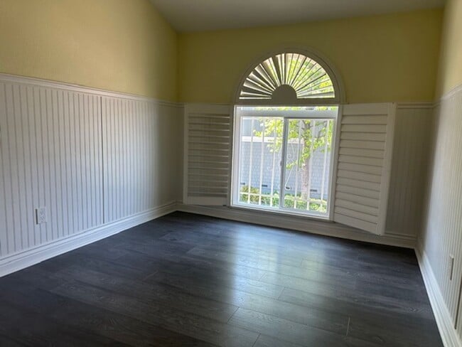 Building Photo - 3 Bed/2 Bath- Beautifully Updated Townhome...
