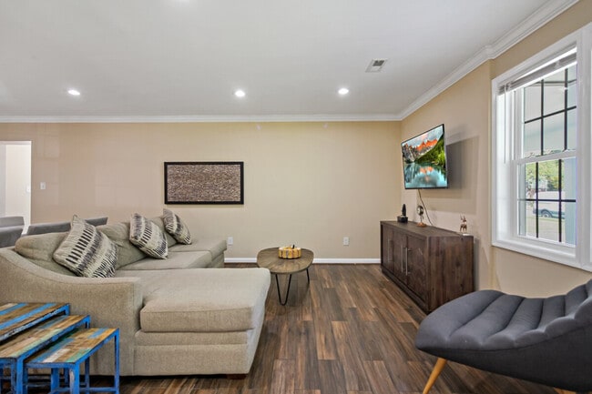 Building Photo - 7103 Highland St