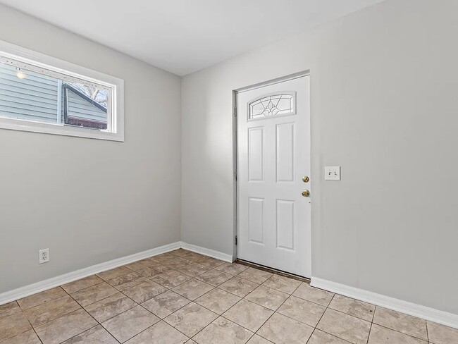 Building Photo - 285 Richard St