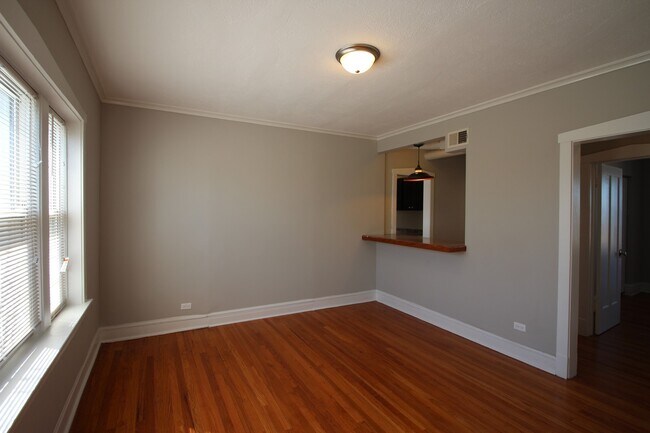 Building Photo - 2 Bed / 1 Bath Beautiful Rehabbed Apartment in Hermosa near Fullerton Bus, Restaurants & Shopping...
