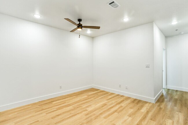 Building Photo - 2400 Benbrook Dr