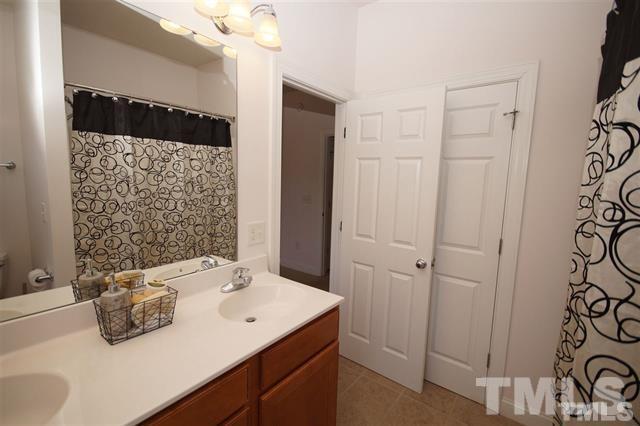 Master Bath - 303 W Savannah Ridge Rd