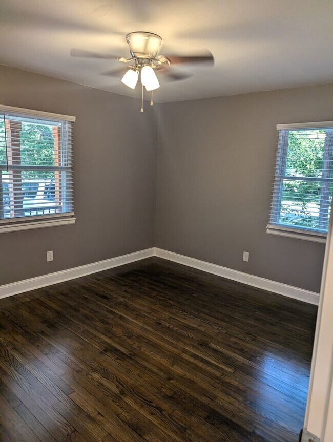 Building Photo - Two bedroom duplex, newly renovated