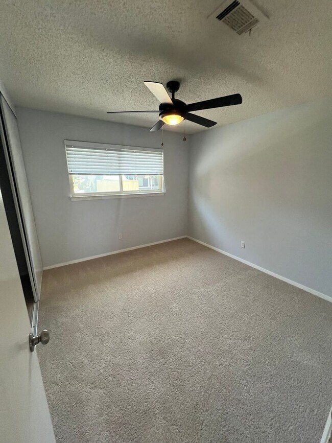 Building Photo - 3 Bedroom Condo Available Now
