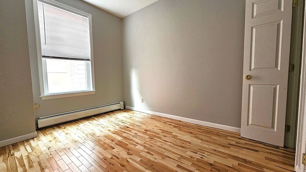 Building Photo - 158 Main St