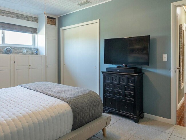 Building Photo - 380 Base Ave E