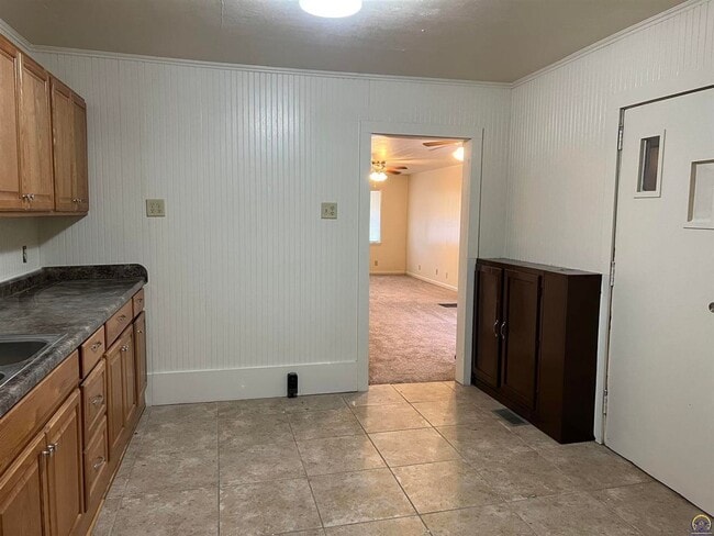 Building Photo - **Available Immediately** 4 bedroom / 1 bath home located near Washburn University