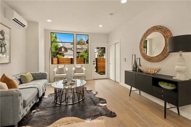 Building Photo - Ballard - Newer 3 Bedroom / 2.5 Bath Townh...