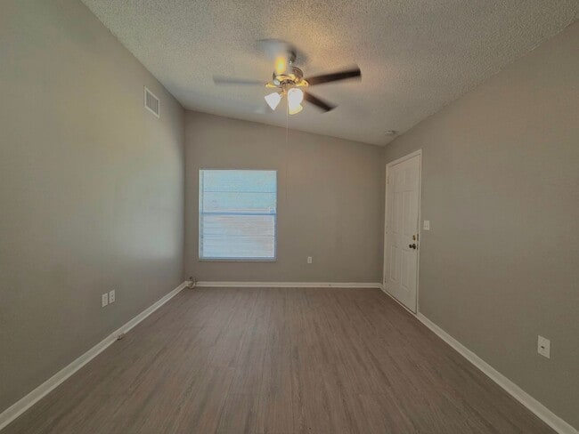 Building Photo - Beautiful 2 Bedroom, 2 Bathroom Apartment ...