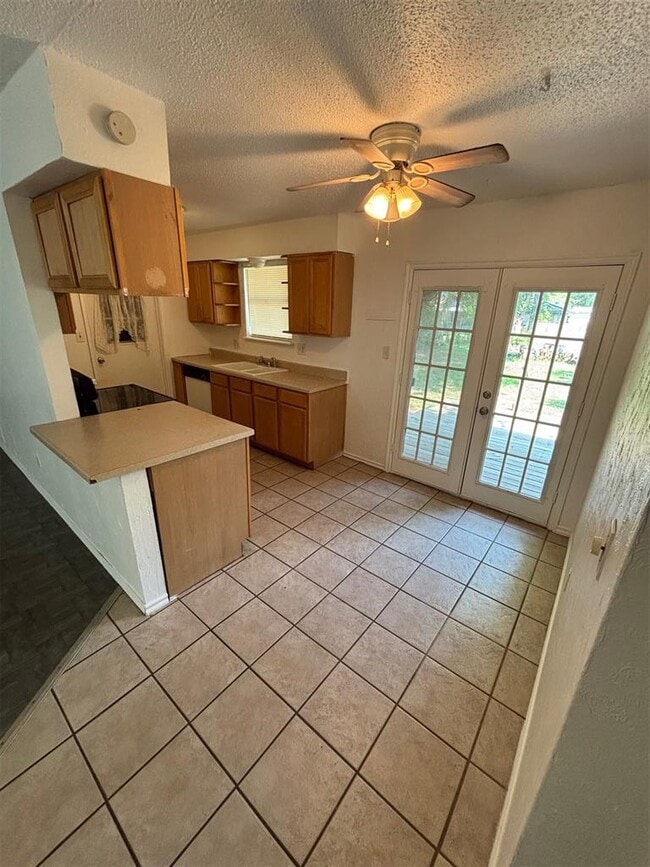 Building Photo - 744 N Markwell Ave