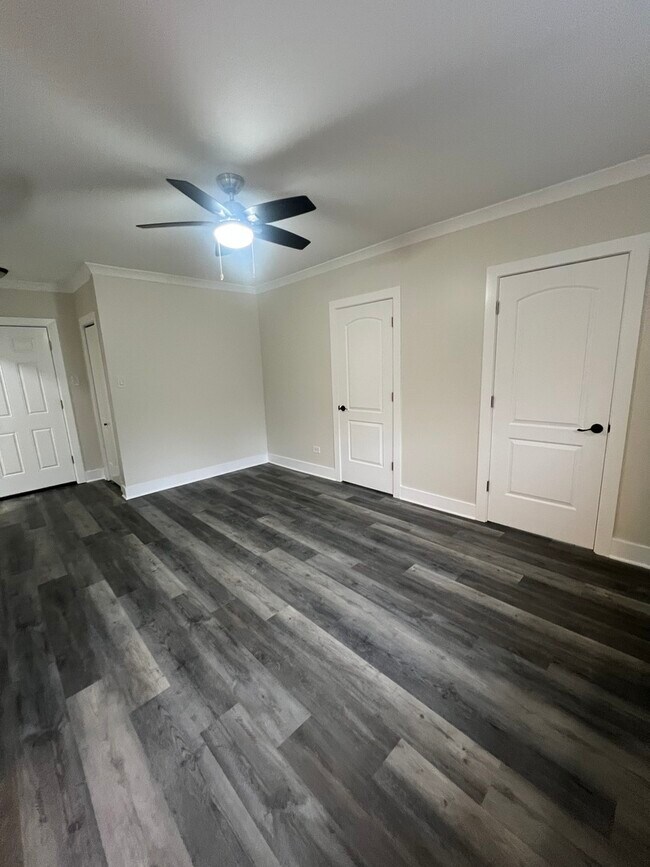 Building Photo - 3839 N Greenview Ave