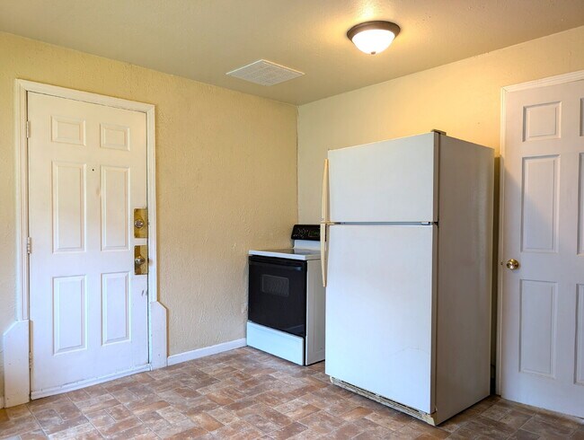 Building Photo - 2 Bedroom Lower Duplex In Green Bay