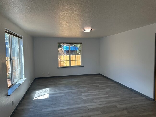 Building Photo - Beautifully updated 3 bedroom, 1 bath house in Eugene!