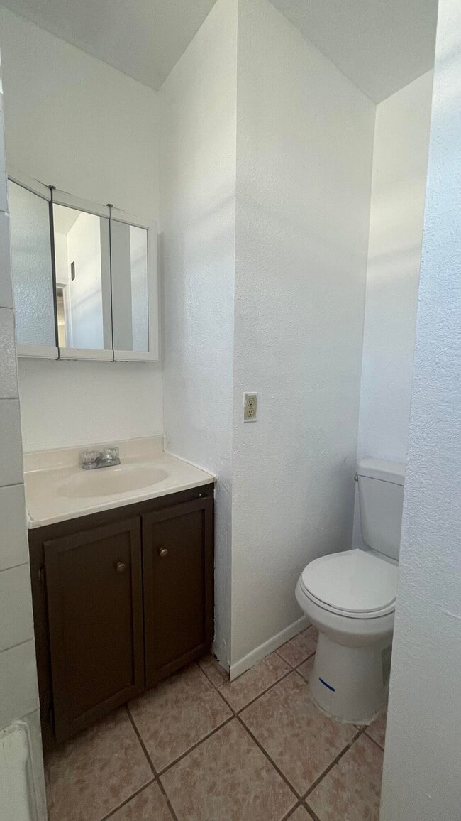 Building Photo - 605 Meadow Rd