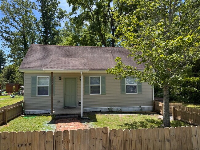 Building Photo - Fully renovated 2 bed/1 bath home with fenced front yard