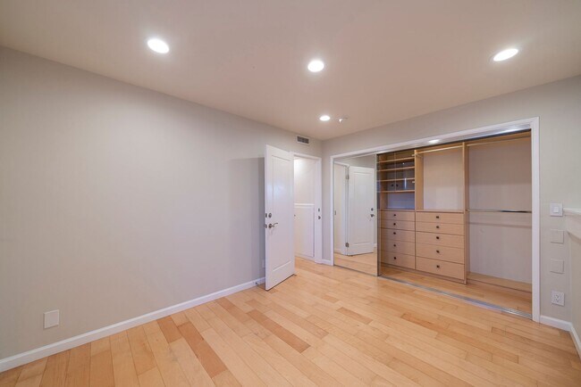 Building Photo - Warm & Inviting Manhattan Beach Rental Home!