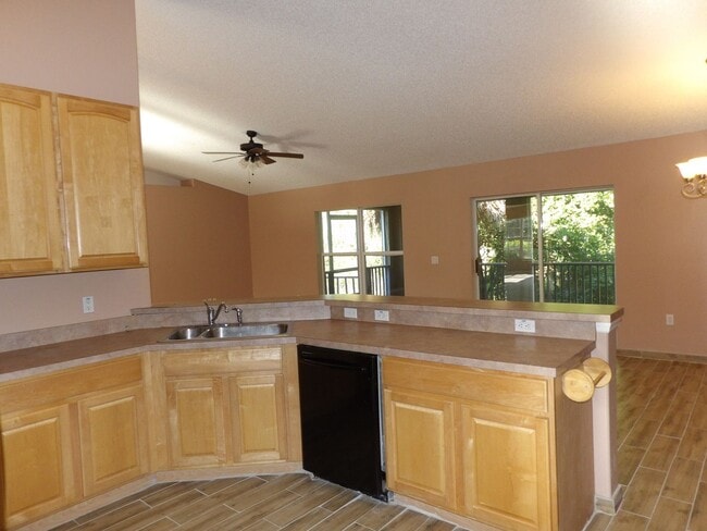 Building Photo - Spacious 4 Bedroom 2236 Sq Ft Call Carole ...