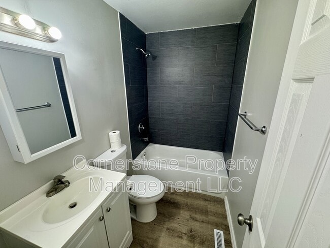Building Photo - 1521 W 22nd Terrace