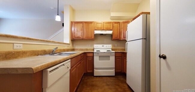 Building Photo - Newly Renovated Town-home
