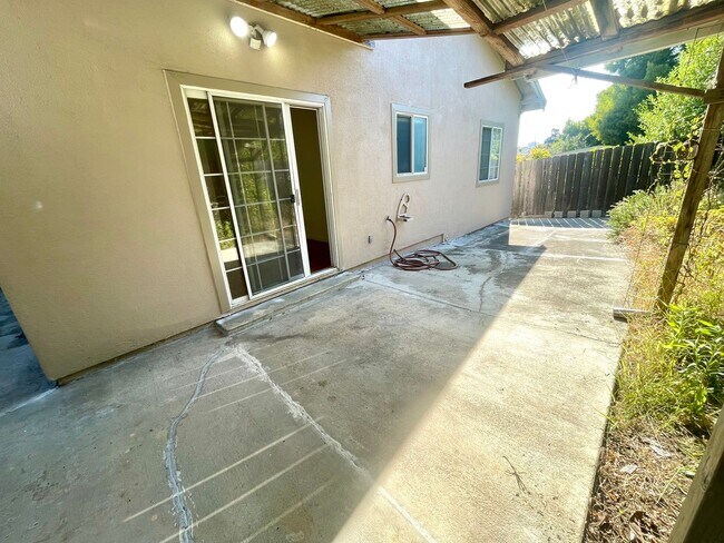 Building Photo - Spacious 3 Bedroom House