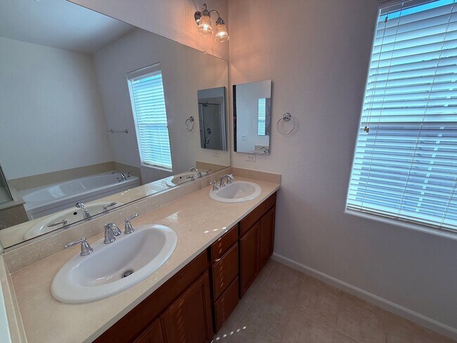 Building Photo - Hayward Condo 3 Bed/2.5 Bath Updated kitch...
