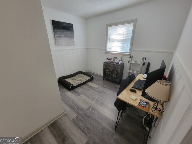 Building Photo - 990 Sycamore Dr