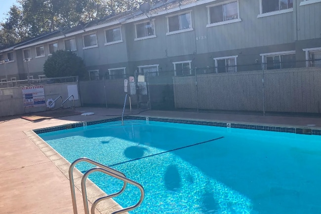 Building Photo - 509 E Park Ave