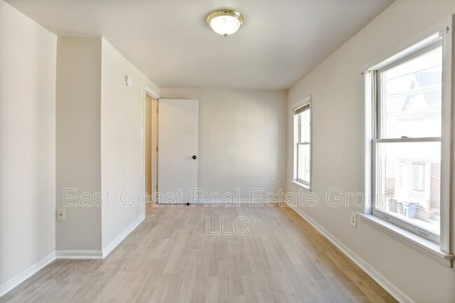 Building Photo - 118 S Locust St