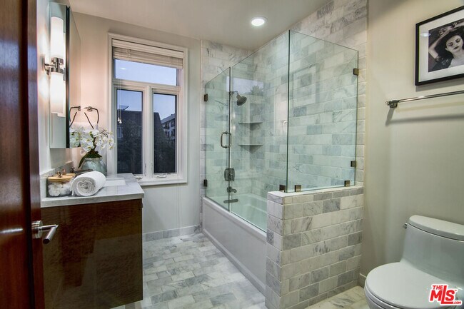 Building Photo - 447 N Doheny Dr
