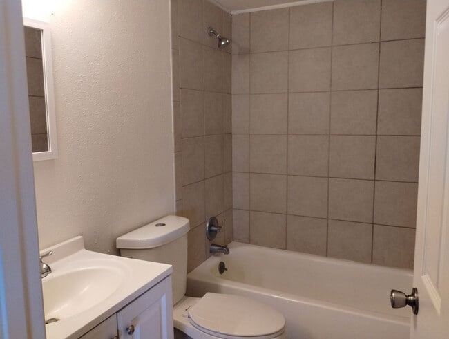 Building Photo - Charming 2BR / 2BA home with 1,455 sq ft of living space just minutes from the Gulf of America!