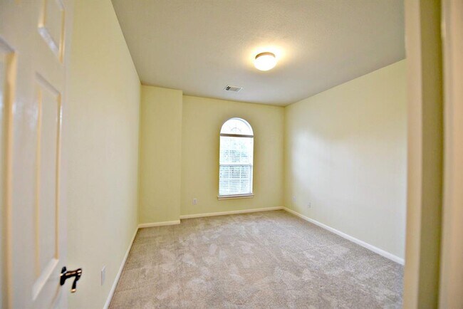 Building Photo - 15520 Interlachen Dr