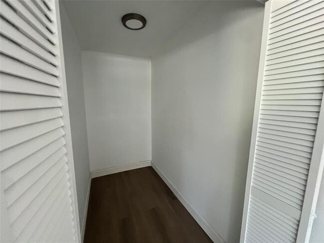 Building Photo - 422 SW 4th Ave