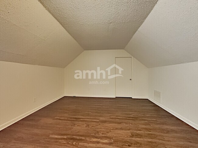 Building Photo - 914 Lucky Cir