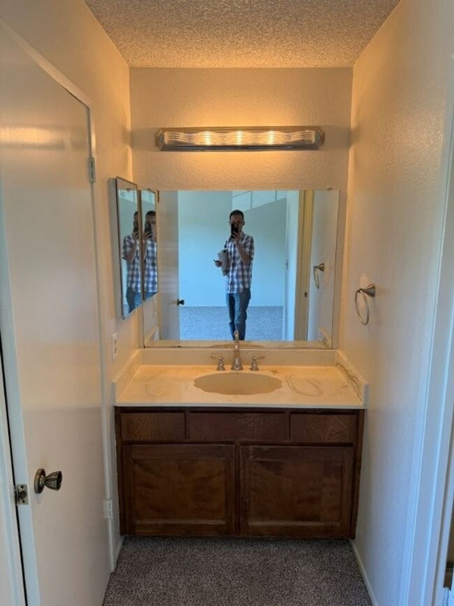 Building Photo - Updated 4 Bedroom 2.5 Bath Vacaville *Star...