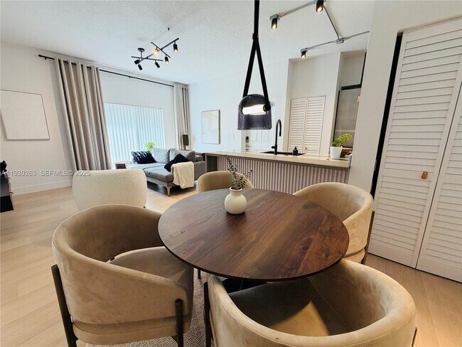 Building Photo - 7320 NW 114th Ave