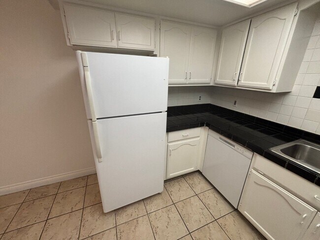 Building Photo - 2 Br/2 Ba. Condo on 2nd fl.