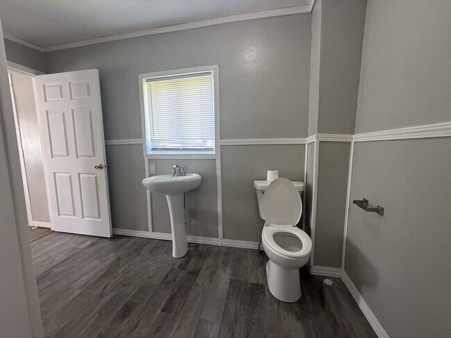 Building Photo - 2 Bed House w/ Ramp Access and Fenced in Back Yard + Walk In Shower